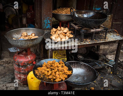 Bhajis oignon frit et des légumes à l'alimentation à samosa Ason Tol, Katmandou, Népal Banque D'Images