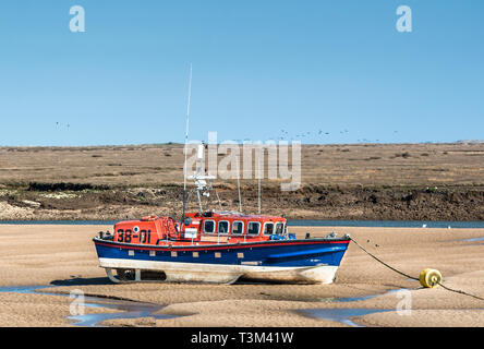 Lifeboard bateaux sur les bancs de sable à marée basse sur les marins de la flotte et de l'estuaire de la rivière au Wells next the sea, North Norfolk Coast, East Anglia, Angleterre, Royaume-Uni. Banque D'Images