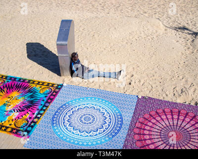 Barcelone, Espagne-18 mars, 2019 : réfugié africain vendeur de tapis sur la plage de la Barceloneta Banque D'Images