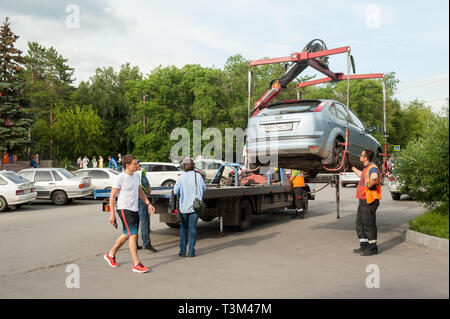 Dépanneuse prendre voiture garée en infraction. La Russie Banque D'Images