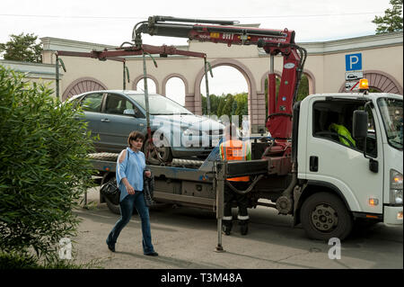 Dépanneuse prendre voiture garée en infraction. La Russie Banque D'Images