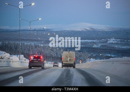 Mourmansk, Russie - le 21 février 2019 : soirée d'hiver sur l'autoroute de Kola. Environs de Murmansk Banque D'Images