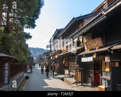 Les bâtiments traditionnels japonais sur Kamisannomachi, une rue de la vieille ville historique de Sanmachi suji-district, Takayama, Gifu Prefecture, Honshu, Japan Banque D'Images