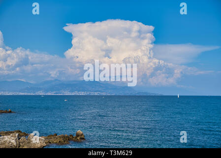 Nuages au-dessus de la mer à Antibes, France Banque D'Images