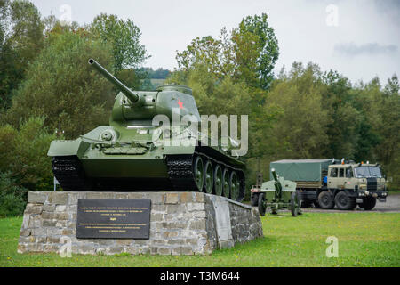 Monument, char T-34, canon et camion utilitaire lourd 8x8 Tatra T815 en arrière-plan. Kalinov, Slovaquie, Europe Banque D'Images