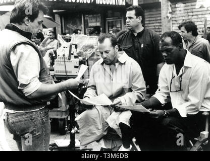 John McTiernan, réalisateur de film, Bruce Willis et Samuel L. Jackson sur le tournage du film Die Hard, 1988 Banque D'Images