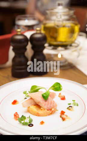 L'anguille fumée plat sur table restaurant arrangé Banque D'Images