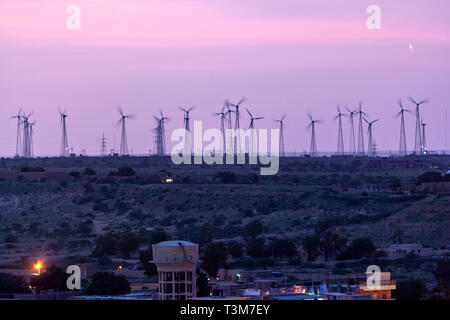 Les moulins à vent au crépuscule dans Jaisalmer Wind Park, Rajasthan, Inde Banque D'Images