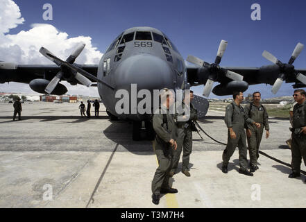 30 octobre 1993 Un équipage de l'air USAF avec leurs Lockheed AC-130H Gunship Spectre 'Fatal Attraction' à l'aéroport de Mogadishu, Somalie. Banque D'Images