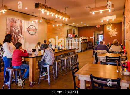 Les clients prennent un petit déjeuner à la rue Maple Biscuit Company, le 21 mars 2016, à Saint Augustine, en Floride. Banque D'Images