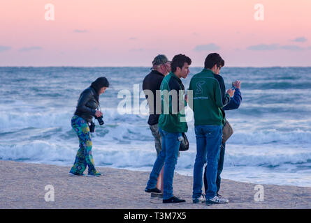 Les touristes de prendre des photos du lever du soleil à la Saint John's County Ocean Pier, le 21 mars 2016, à Saint Augustine, en Floride. Banque D'Images