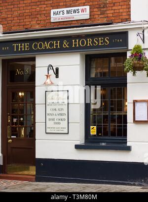 Le Coach & Horses pub à Londres W1 Banque D'Images