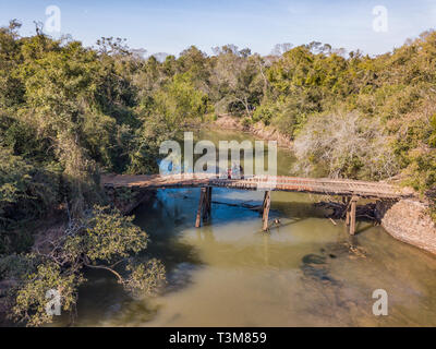 Vue aérienne d'un pont de bois branlant dans le désert du Paraguay. Banque D'Images