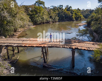 Vue aérienne d'un pont de bois branlant dans le désert du Paraguay. Banque D'Images