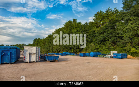 Chantier de recyclage de contenants différents. Banque D'Images