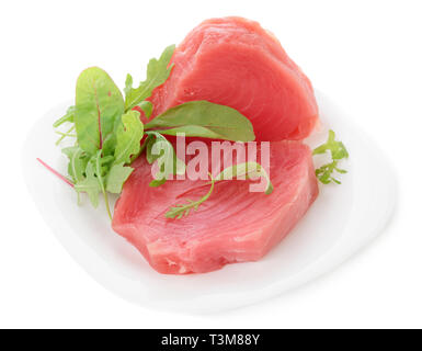 Steaks de thon avec de la salade isolé sur fond blanc Banque D'Images