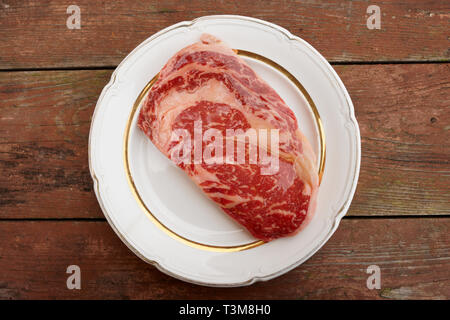 Qualité Premium Kobe Beef ribeye steak dans la plaque sur la table en bois