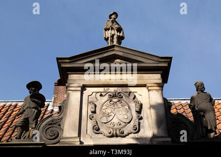 Figures sculptées à Haarlem, aux Pays-Bas. La figure est sur le toit de le Musée Frans Hals. Banque D'Images