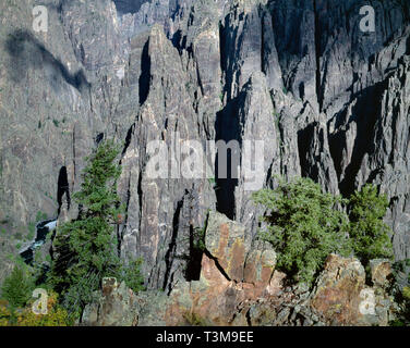 USA, Colorado, Parc National Black Canyon of the Gunnison, Gunnison River s'écoule au pied de pentes murs métamorphique, vue du point de Gunnison. Banque D'Images