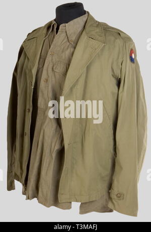 Piétonne), Deuxième Guerre Mondiale, un blouson M41, avec un insigne d'unité cousu sur la manche et une chemise d'Officier en toile beige-Clearance-Info Additional-Rights.,-Not-Available Banque D'Images