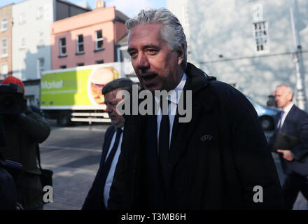 FAI vice-président exécutif John Delaney (à droite) et le président de la FAI Donal Conway arrivent à Leinster House, Dublin, en tant que représentants de l'Association de football de l'Irlande sont à témoigner au comité mixte des transports, du Tourisme et du Sport. Banque D'Images