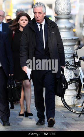 FAI vice-président exécutif John Delaney (droite) FAI FAI et chef de la direction intérimaire Rea Walshe arrivent à Leinster House, Dublin, en tant que représentants de l'Association de football de l'Irlande sont à témoigner au comité mixte des transports, du Tourisme et du Sport. Banque D'Images