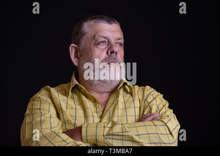 Beau portrait d'une clé faible thoughtful Young man, barbus en chemise jaune Banque D'Images