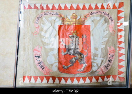 Ancien drapeau dans le château de Prague, c'était un siège du pouvoir des rois de Bohême, Saints empereurs romains, et les présidents de la Tchécoslovaquie. La couronne de Bohême Banque D'Images