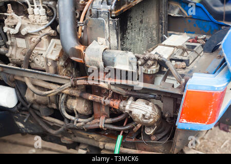 Le moteur du tracteur avec des problèmes de fuites Banque D'Images