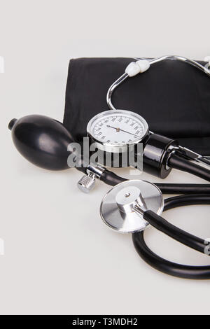 Vue rapprochée de stéthoscope sphygmomanomètre noir et isolé sur fond blanc.et kit stéthoscope Sphygmomanomètre pour mesurer la tension artérielle Banque D'Images