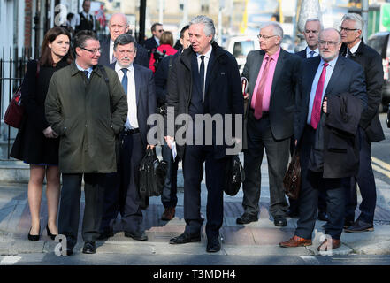 FAI vice-président exécutif John Delaney (centre) arrive à Leinster House, Dublin, avec des représentants de la Football Association of Ireland (de gauche) Chef de la direction intérimaire Rea Walshe, Directeur des Communications Cathal Dervan, Trésorier honoraire Eddie Murray, président de la FAI Donal Conway, Directeur de compétitions Fran Gavin (deuxième à droite) et directeur de Haute Performance Ruud Dokter (droite) comme ils sont de donner des preuves à la Commission mixte des transports, du Tourisme et du Sport. Banque D'Images