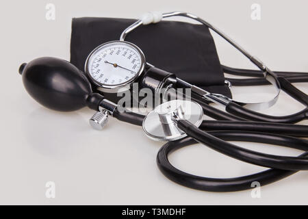 Vue rapprochée de stéthoscope sphygmomanomètre noir et isolé sur fond blanc.et kit stéthoscope Sphygmomanomètre pour mesurer la tension artérielle Banque D'Images