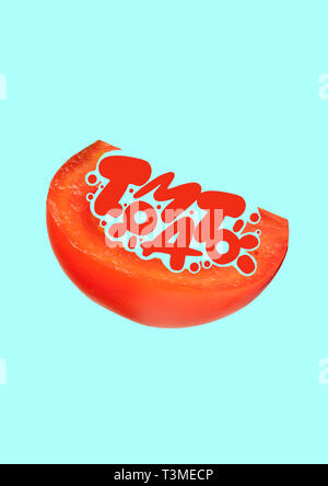 Plein de légumes et jus de vitamines. Temps de croissance. Tomate rouge avec word à l'intérieur contre fond bleu. Design moderne. Lettrage, art collage. L'espace négatif pour insérer votre texte ou image. Banque D'Images
