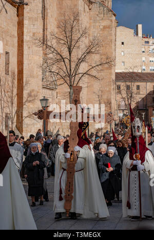 Salamanque, Espagne ; Mars 2017 : Procession de la Confrérie de la pénitence de Notre Père Jésus dépouillé de ses vêtements et la Très Sainte Vierge Marie de la Charité et C Banque D'Images