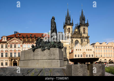 Prague. République tchèque. Statue de Jan Hus & 14e siècle église de Notre-Dame de Týn, Place de la vieille ville. Banque D'Images