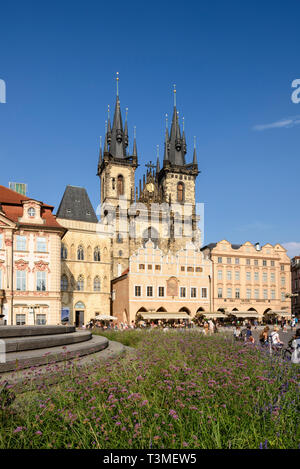 Prague. République tchèque. 14e siècle, l'église de Notre-Dame de Týn, Place de la vieille ville. Banque D'Images