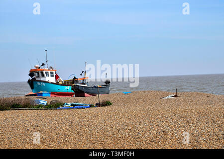 Bateaux de pêche sur la plage de galets Pavillon bleu dans la ville côtière de Suffolk Aldeburgh Banque D'Images