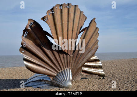 La sculpture de pétoncles sur la plage à Aldeburgh. Par l'artiste local Maggi Hambling, il commémore Benjamin Britten's association avec la région. Banque D'Images