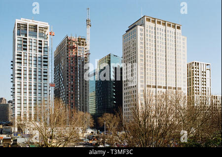 De nouveaux immeubles de grande hauteur et le bâtiment du Centre de Shell sur le South Bank, Londres UK, près du London Eye Banque D'Images