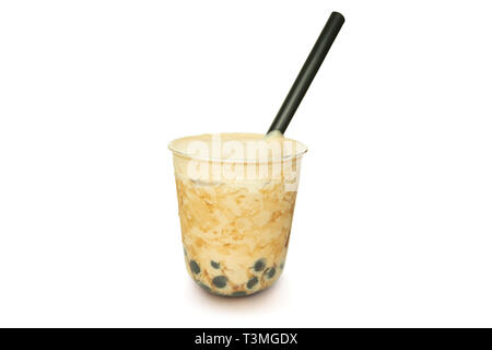Thé glacé Lait perle avec de la paille et de la crème en isolé sur fond blanc. Banque D'Images
