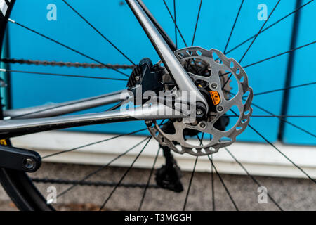 Course de vélo avec système de frein du rotor et de l'étrier noir poli Banque D'Images