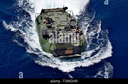 Une agression du Corps des Marines des États-Unis s'approche du véhicule amphibie Navire d'assaut amphibie USS Wasp lors de l'exercice Balikatan 2019 9 avril 2019 dans la mer de Chine du Sud. Est une coopérative Balikatan annuel américain- exercice d'entraînement militaire des Philippines l'accent sur les secours en cas de catastrophe, la lutte contre le terrorisme, et d'opérations militaires conjointes. Banque D'Images