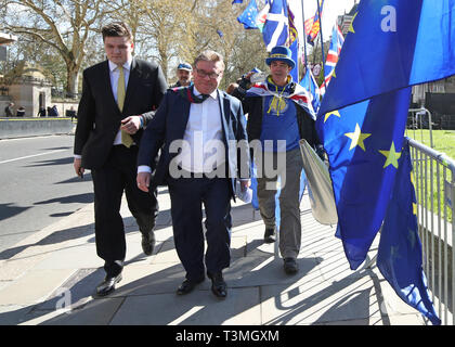 Mark Francois (à gauche), député conservateur de la diffusion Rayleigh et Wickford, et le vice-président du groupe de recherche (ERG), en conversation avec un militant anti-Brexit Steve Bray (à droite) à College Green à Westminster, Londres. Banque D'Images