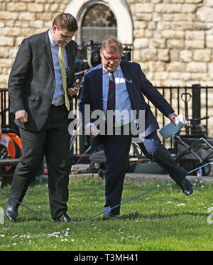 Mark Francois (à droite), député conservateur de la diffusion Rayleigh et Wickford, et le vice-président du groupe de recherche (ERG), au Collège Green à Westminster, Londres. Banque D'Images