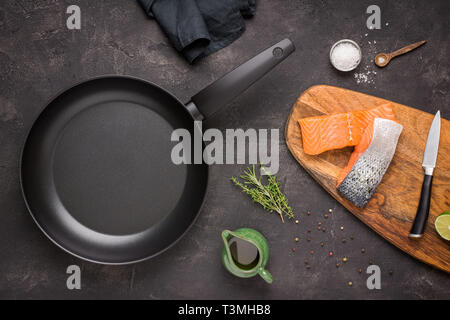 Préparation du Poisson saumon cru frais avec des ingrédients de cuisine Banque D'Images