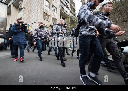 Kiev, Ukraine. Le 9 avril 2019. Militants et sympathisants de la Corps National parti politique assister à un rassemblement pour exiger une enquête sur la corruption Banque D'Images