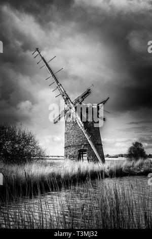 Brograve mill bazin sur les Norfolk Broads Banque D'Images