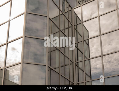 Braunschweig, Allemagne, le 24 mars 2019. : Section de la façade en verre réfléchissant avec windows d'un magasin de meubles, résumé et cubistic, moderne Banque D'Images