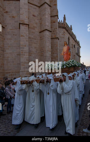 Zamora ; Espagne, Avril 2017 : Procession traditionnelle de la confrérie pénitentielle de Notre Seigneur Jésus Luz y Vida le samedi saint dans les rues de Zamor Banque D'Images