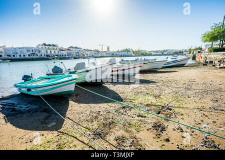 De nombreux bateaux de pêcheurs à quai dans le centre-ville de Tavira, Algarve, Portugal Banque D'Images